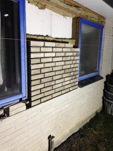 Billede af arbejde med skalmuren på 70er huset