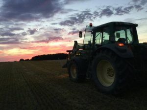 Høsten 2016 traktor ved solnedgang