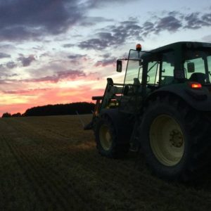 Høsten 2016 traktor ved solnedgang